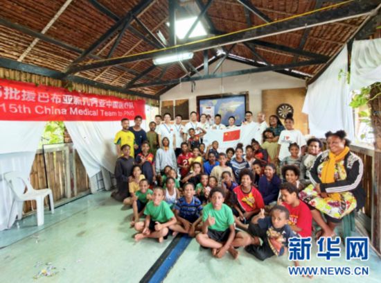 中国援巴新医疗队为当地贫困儿童提供义诊